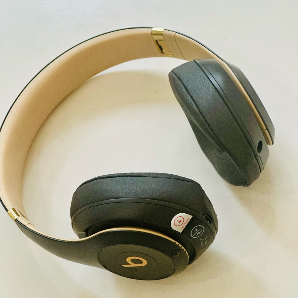 NWT Beats by Dre (beats studio 3 wireless) headphones with case